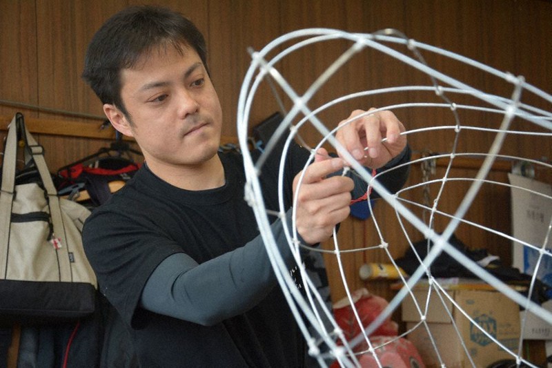 ねぶたの骨組みをつくる立田龍宝さん=青森市の作業場で