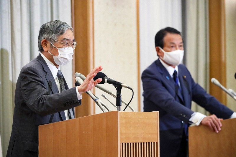記者会見する日銀の黒田東彦総裁(手前)と麻生太郎財務相=東京都港区で2020年5月22日、吉田航太撮影