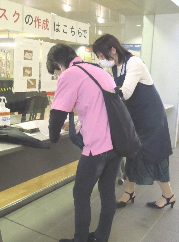 「連絡票」に名前や連絡先を記入する諫早図書館の入館者=長崎県諫早市で杉山恵一撮影