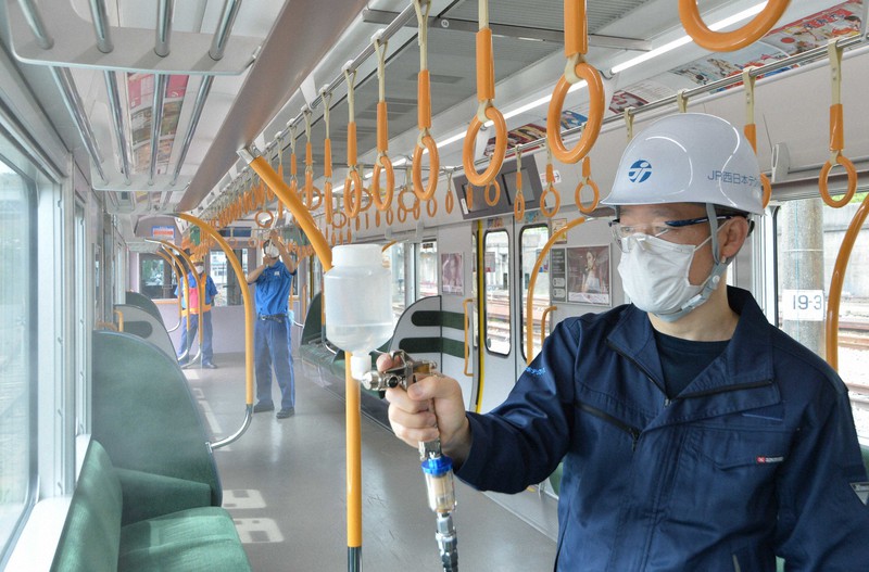 JR大阪環状線車両で公開された抗ウイルス・抗菌液の吹き付け作業=大阪市城東区で2020年5月22日午前9時54分、望月亮一撮影