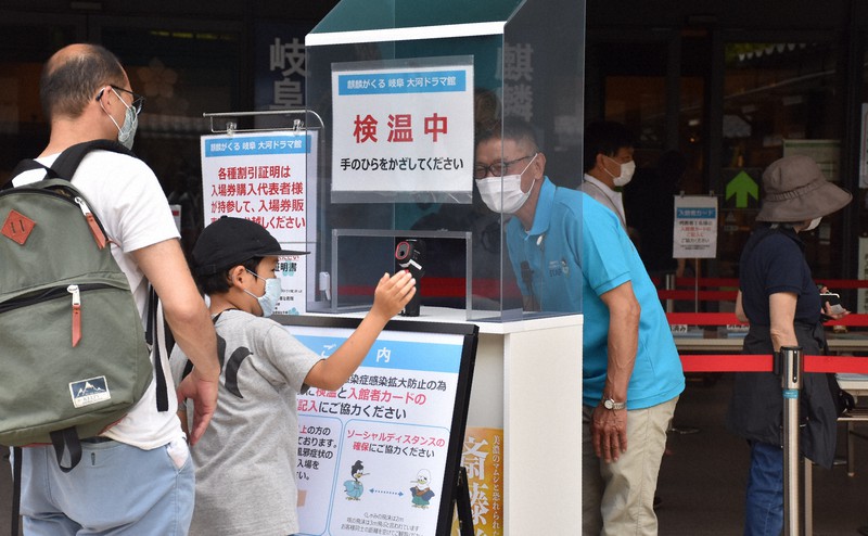 岐阜城とともに営業再開した大河ドラマ館で入場前に検温する来場者=岐阜市で2020年5月22日午前11時37分、熊谷佐和子撮影