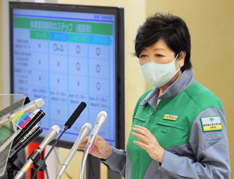 記者会見で休業要請の段階的な緩和に向けたロードマップを発表する小池百合子都知事=東京都新宿区の都庁で2020年5月22日午後2時10分、手塚耕一郎撮影