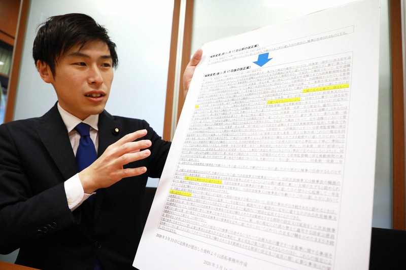 検察庁法改正案について「解釈変更」前後の文言の違いを書いたボードを示す山添拓氏=岡本同世撮影