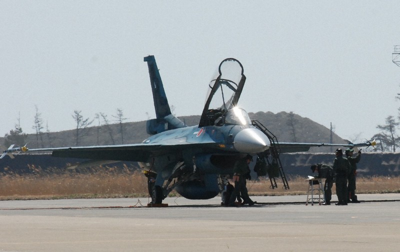 航空自衛隊松島基地に着陸したF2戦闘機=宮城県東松島市矢本で2012年4月10日、須藤唯哉撮影