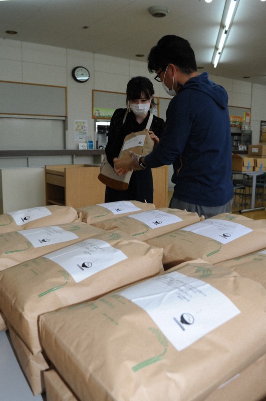 集まった庄内米を受け取る学生=鶴岡市若葉町の山形大農学部で2020年5月17日、長南里香撮影