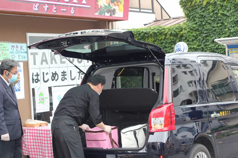 出前の弁当をタクシーに積み込む飲食店主=松戸市本町で2020年5月22日、奥村隆撮影