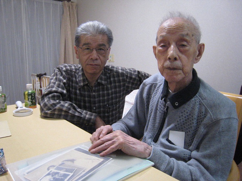 金井秀雄さん(右)と長男康弘さん=埼玉県志木市で2020年1月16日午後5時19分、牧野宏美撮影