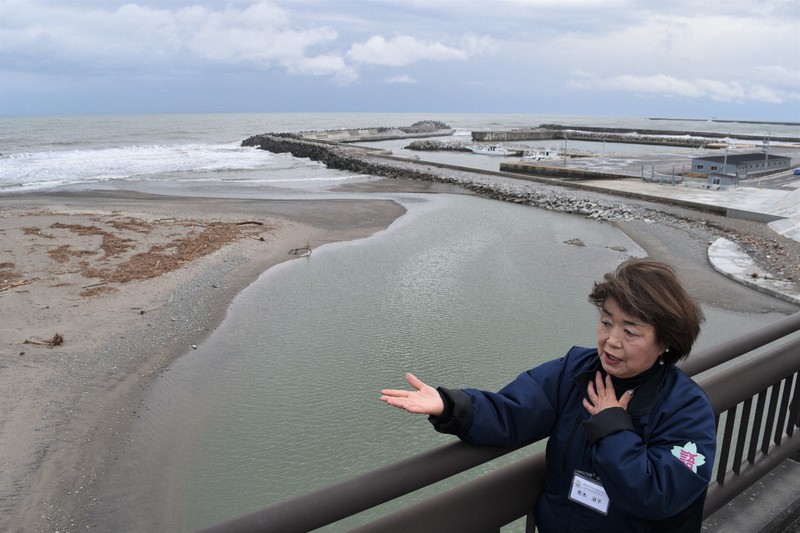 今年2月、津波が襲った海岸を案内する「富岡町3・11を語る会」代表で語り部の青木淑子さん=福島県富岡町仏浜で2020年2月17日、乾達撮影