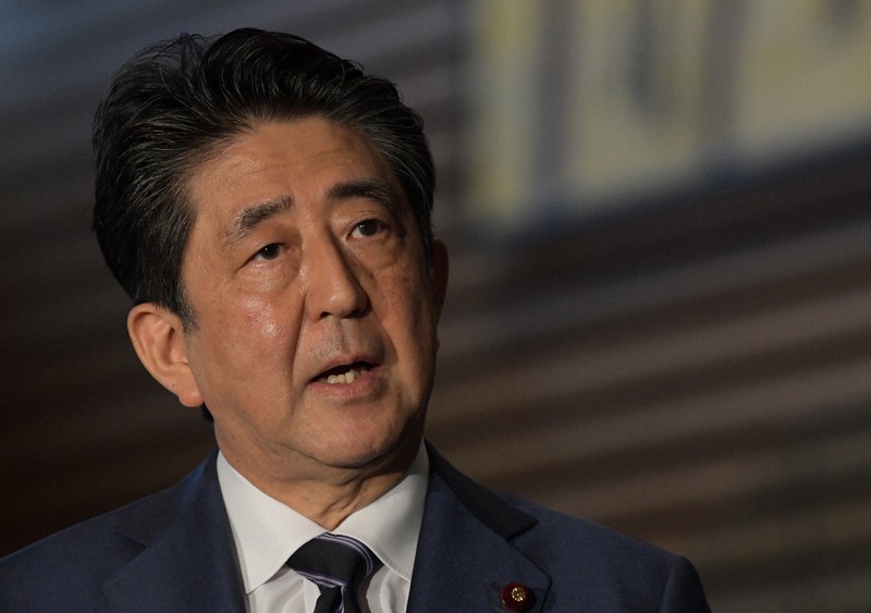 黒川弘務東京高検検事長の辞表提出と近畿3府県の「緊急事態宣言」解除について記者団の質問に答える安倍晋三首相=首相官邸で2020年5月21日、竹内幹撮影