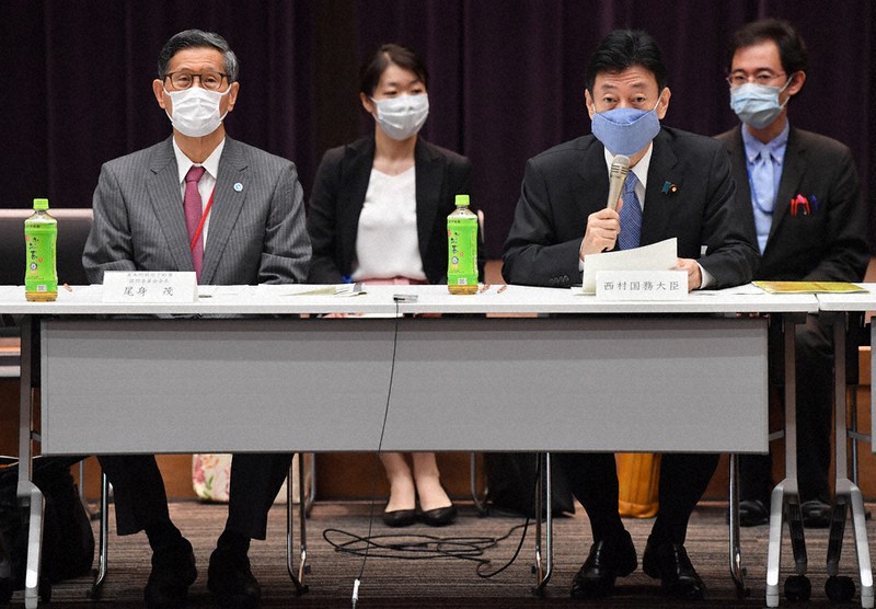 基本的対処方針等諮問委員会であいさつする西村康稔経済再生担当相(前列右)と尾身茂会長(同左)=東京都千代田区で25日午前9時半、宮間俊樹撮影