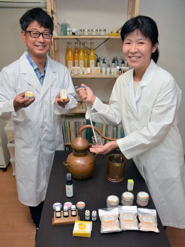 大三島の柑橘をエッセンシャルオイルやアロマミスト、バスソルトなどに生かしてきた松田康宏さん(左)、英理子さん夫妻=今治市上浦町盛で2019年7月8日、松倉展人撮影
