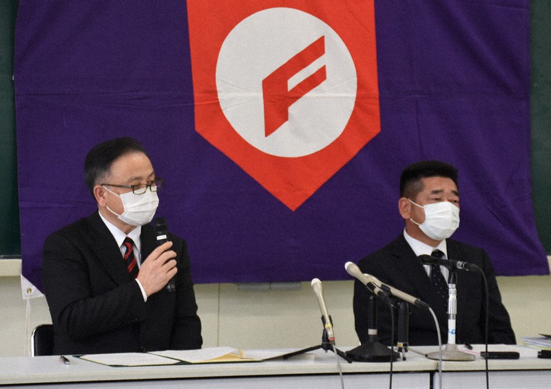 記者会見で代替大会の開催を発表する渡辺会長(左)