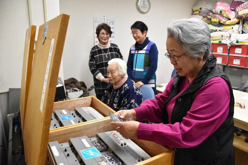音訳したカセットのダビング作業をする柳田留美子さん(右端)ら
