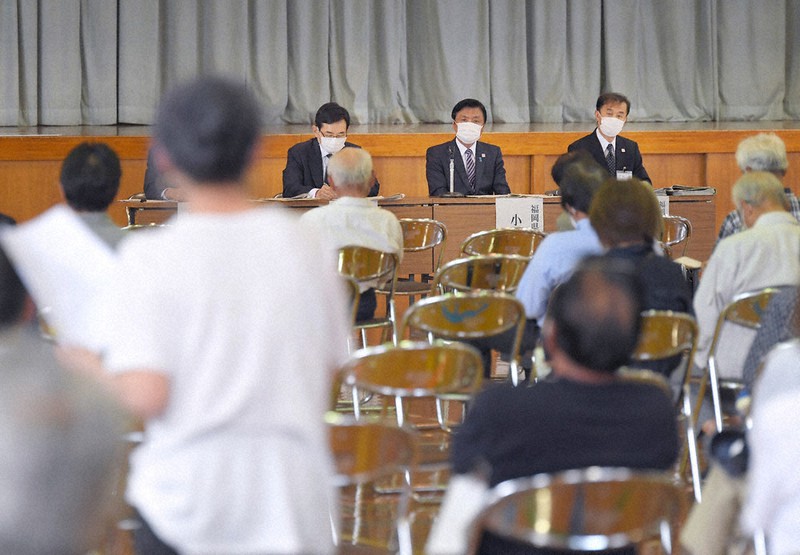 JR日田彦山線復旧に関する説明会で地元の人たちの意見を聞く小川洋知事(奥右から2人目)=福岡県東峰村で24日午後2時7分、田鍋公也撮影