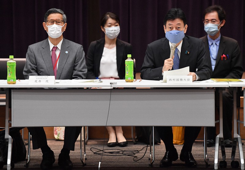 基本的対処方針等諮問委員会であいさつする西村康稔経済再生担当相(前列右)と尾身茂会長(同左)=東京都千代田区で2020年5月25日午前9時半、宮間俊樹撮影