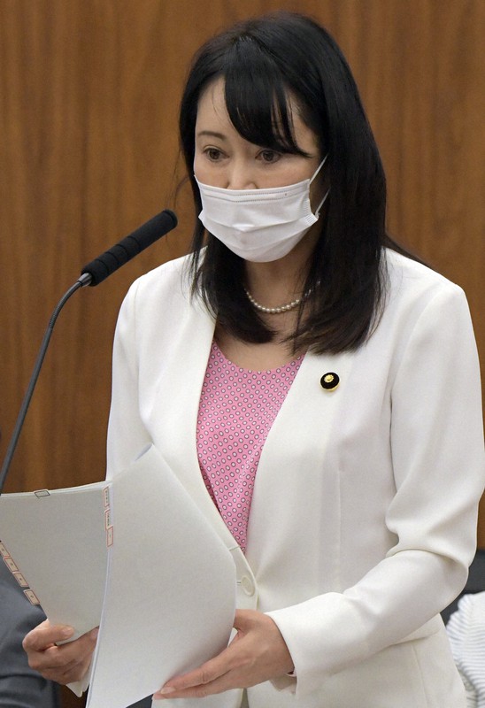 参院決算委員会で、黒川弘務前東京高検検事長の訓告処分について答える森雅子法相=国会内で2020年5月25日正午、竹内幹撮影