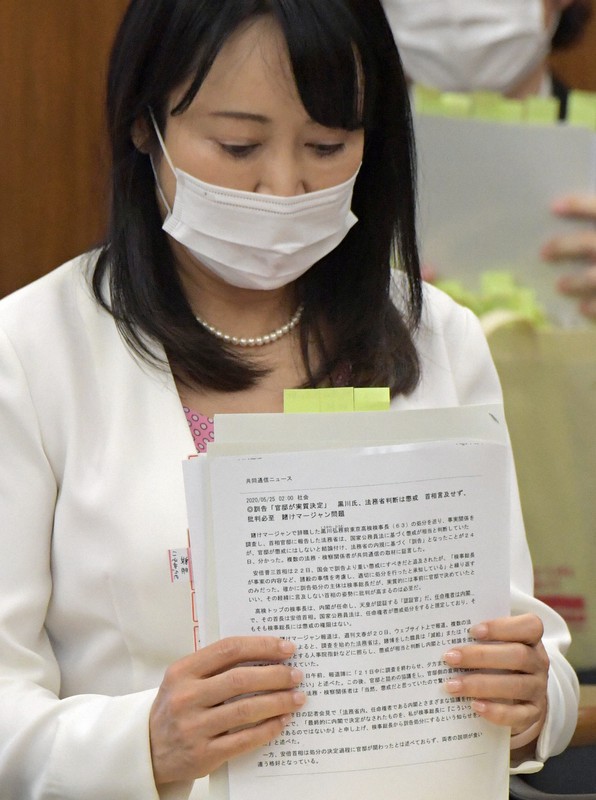 参院決算委員会で、立憲民主党の小沼巧氏から黒川弘務前東京高検検事長の訓告処分について質問を受ける森雅子法相=国会内で2020年5月25日正午、竹内幹撮影