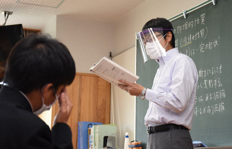 マスクとフェースシールド姿で授業を行う教諭=山形市の山形工業高で、的野暁撮影