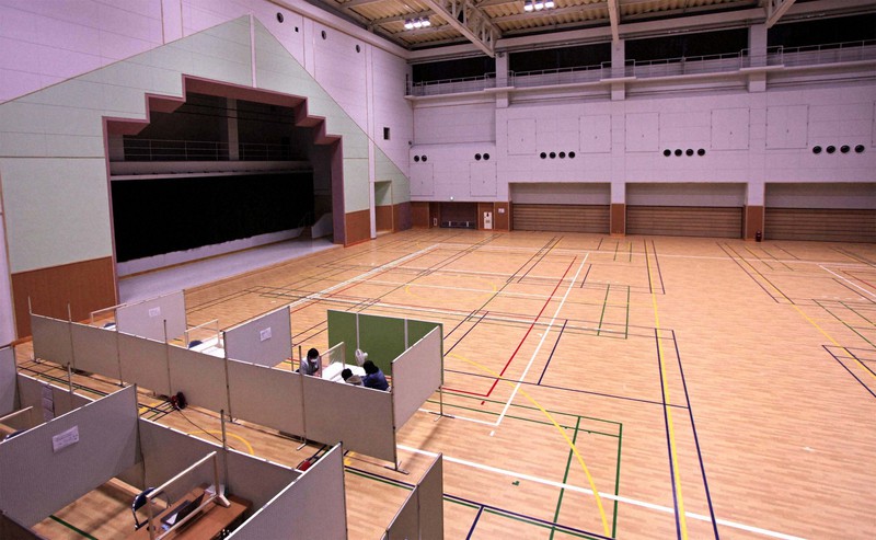 貸付相談は体育館の片隅に設置したブースで行われた=富士見市民総合体育館で、橋本政明撮影