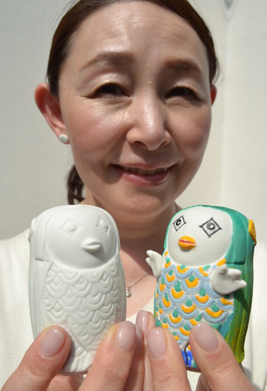 白い無地のアマビエ(祈り)と窯元の川副史郎さんが彩色したアマビエ(守り)。胸の扇状の波模様が青海波=佐賀県伊万里市で、峰下喜之撮影