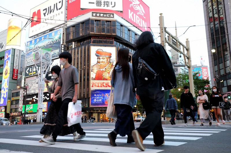 緊急事態宣言の解除で人の往来が増えたすすきの交差点=札幌市中央区で2020年5月25日午後6時49分、貝塚太一撮影