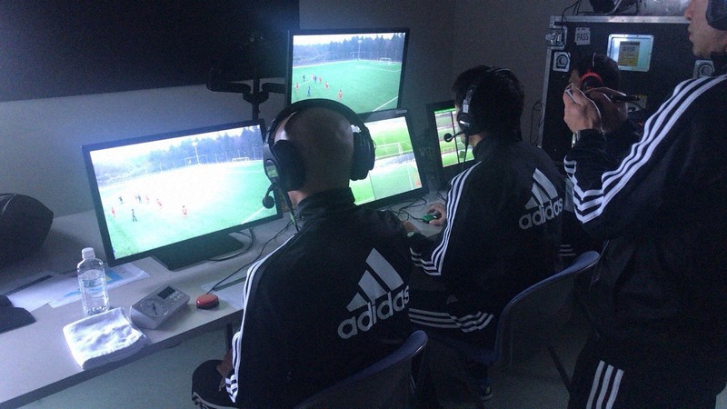 日本サッカー協会とJリーグが合同で実施したVARのトレーニング。3人1組で運用され、インストラクターが後ろから見つめる=茨城県龍ケ崎市で2019年12月17日午後1時36分、大谷津統一撮影