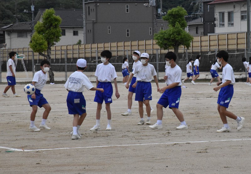 学校再開後の体育の授業では、ほとんどの生徒がマスク着用でサッカーをしていた=岡山県倉敷市の市立南中で2020年5月21日午前9時13分、岩本一希撮影(画像の一部を加工しています)