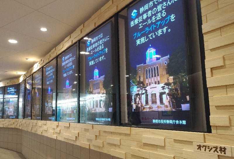 新静岡セノバに接続する地下道にあるデジタルサイネージ。オクシズ材が使われている=静岡市提供