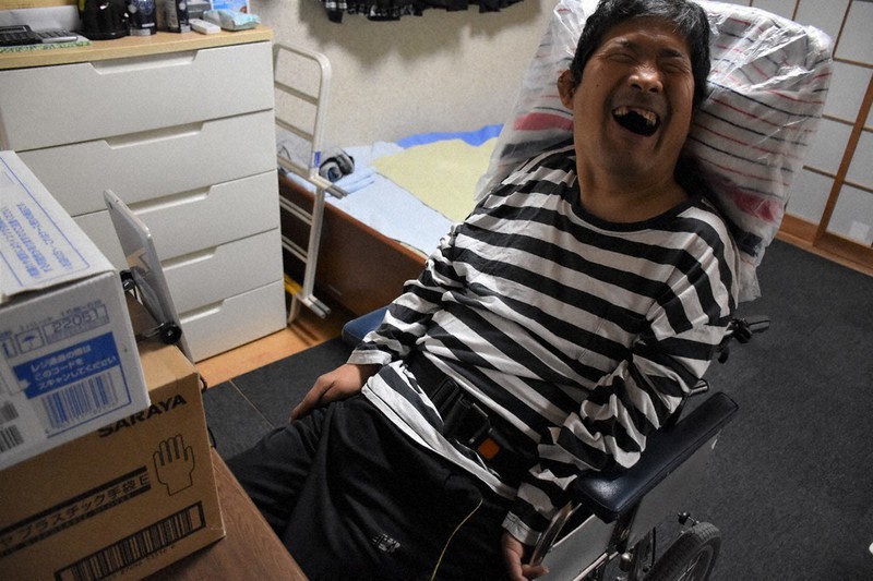 自宅でタブレット(左)に向かって話し、イベントに参加する石田雅俊さん=和歌山市で、木原真希撮影