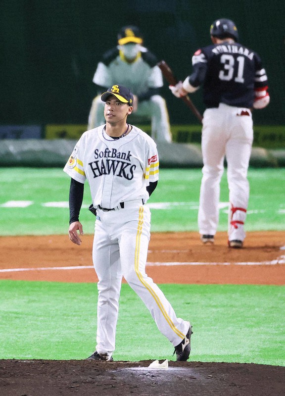 ソフトバンクの紅白戦に先発し、栗原を空振り三振に仕留めた尾形=代表撮影