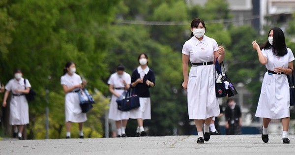 神戸松蔭 夏制服 最後？初夏の風物詩 松蔭中高で白のワンピースに衣替え 神戸、26