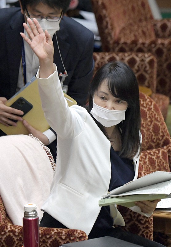 参院法務委員会で黒川弘務前東京高検検事長の賭けマージャン問題について立憲民主党の有田芳生氏の質問に答えるため挙手をする森雅子法相=国会内で2020年5月26日午後1時41分、竹内幹撮影