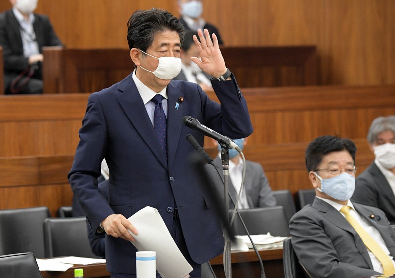 参院厚生労働委員会で黒川弘務前東京高検検事長の訓告処分について立憲民主党の石橋通宏氏の質問に答える安倍晋三首相=国会内で2020年5月26日午後3時22分、竹内幹撮影