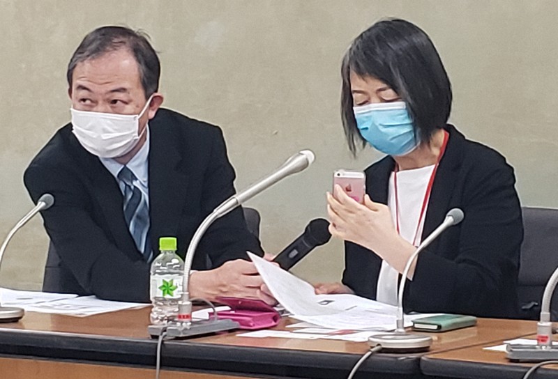 NPO法人「しんぐるまざあず・ふぉーらむ」の赤石千衣子理事長(右)の記者会見で、携帯電話を通じて北陸地方の20代の母親が厳しい生活実態を語った=東京都内で2020年5月19日、中川聡子撮影