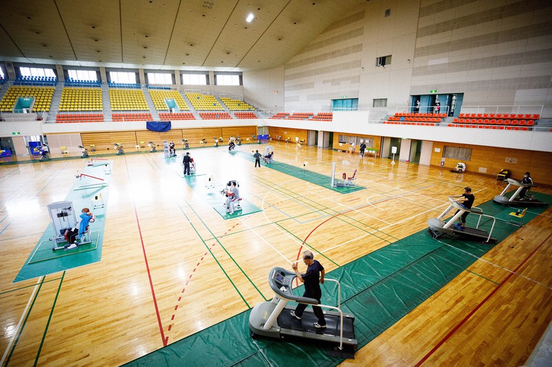 試練のスポーツジム 広い体育館で距離十分保ちトレーニング室を再開 長野 松本 毎日新聞
