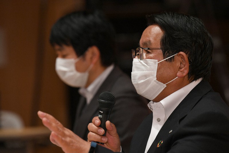 JR日田彦山線復旧方針の報告会でBRT案を受け入れることを説明し、質問に答える東峰村の渋谷博昭村長(手前)=福岡県東峰村で2020年5月26日午後7時27分、矢頭智剛撮影
