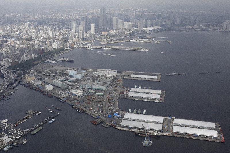 横浜市がIR候補地とする山下ふ頭=同市中区で2019年8月、本社ヘリから