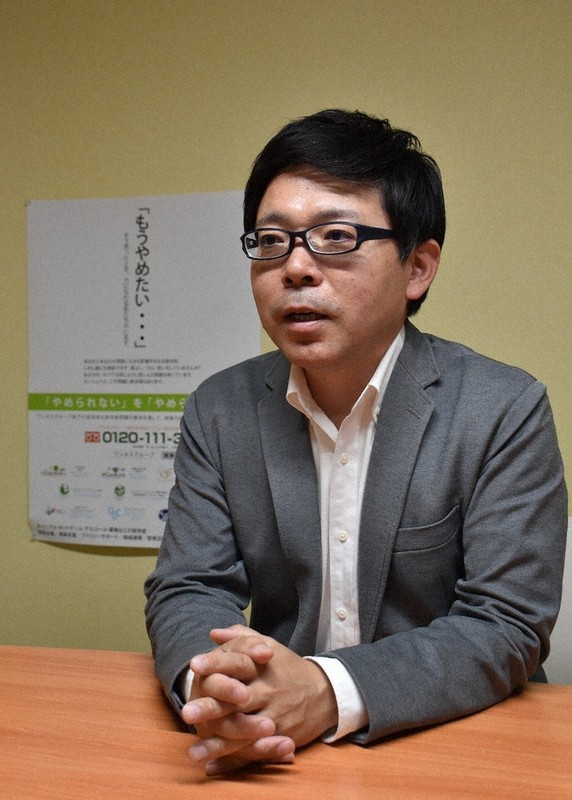 「依存症の予防にも回復にも、前向きな考え方が欠かせない」と話す三宅代表=奈良県大和高田市で、林みづき撮影