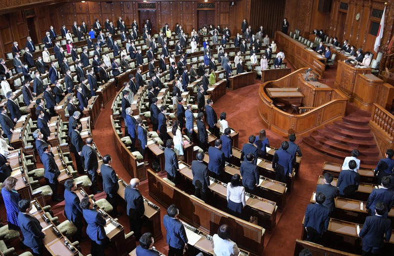 全国民への一律10万円の現金給付など新型コロナウイルス感染症対策を盛り込んだ2020年度補正予算が賛成多数で可決、成立した参院本会議=国会内で2020年4月30日午後7時11分、竹内幹撮影