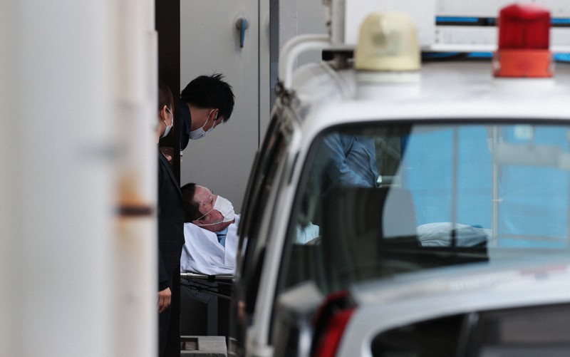 逮捕され、ストレッチャーに乗せられて伏見署に入る青葉真司容疑者=京都市伏見区で2020年5月27日午前8時9分、小出洋平撮影