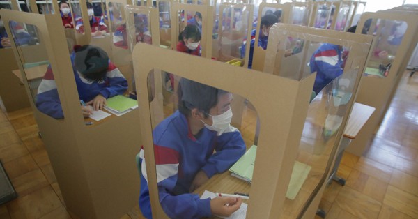 段ボール仕切りに囲まれて 福島 南相馬市 市立中に設置 新型コロナ 毎日新聞
