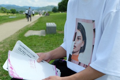 大学から送られてきた資料を手に「早く普通の大学生活を送りたい」と話す1年の学生＝京都市北区で2020年5月23日午後2時15分、村松洋撮影