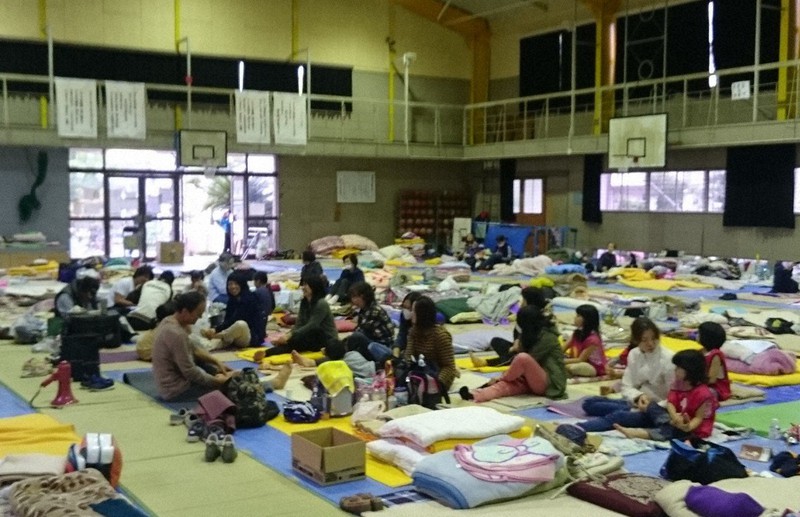 熊本地震の避難者で密集状態になった熊本市内の避難所=熊本市提供