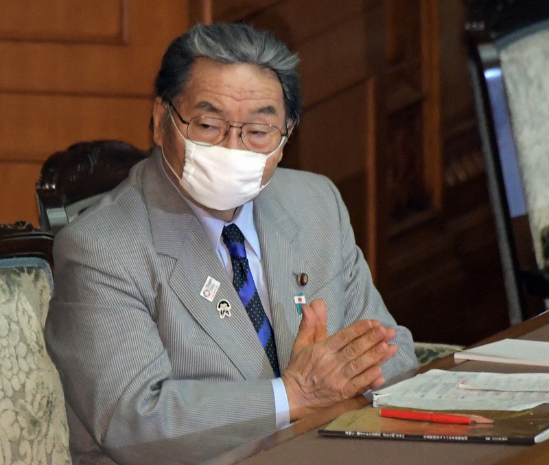 参院本会議で国家戦略特別区域法の一部を改正する法律案が可決、成立し、手を合わせる北村誠吾地方創生担当相=国会内で2020年5月27日午後0時19分、竹内幹撮影