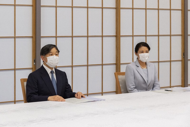 新型コロナウイルスの影響が続く中、日本赤十字社の社長らから医療現場の対応などについて説明を受けられる天皇、皇后両陛下=東京都港区の赤坂御所で2020年5月20日(宮内庁提供)