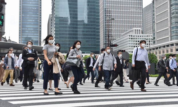 緊急事態宣言が全面解除された朝、多くの通勤客らがマスク姿で行き交う東京・丸の内周辺=東京都千代田区で2020年5月26日午前8時45分、滝川大貴撮影