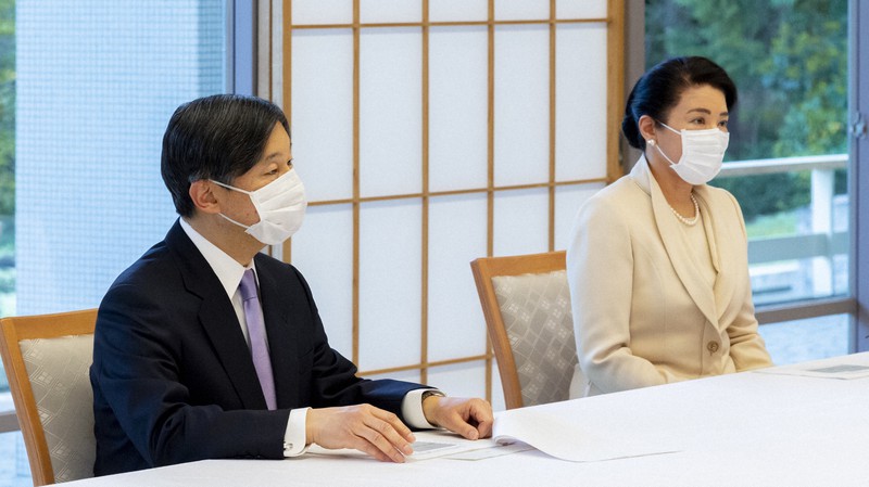 政府専門家会議の尾身茂副座長から、新型コロナの状況について説明を受ける天皇、皇后両陛下=東京都港区の赤坂御所で2020年4月10日(宮内庁提供)