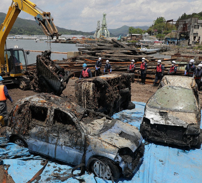 東日本大震災 津波被災 水没車４台引き上げ 不明者の手がかりに 気仙沼湾 宮城 毎日新聞