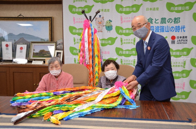 新型コロナ 終息願い折り鶴３３３３羽 丹波篠山 デイサービス施設 市に寄贈 兵庫 毎日新聞