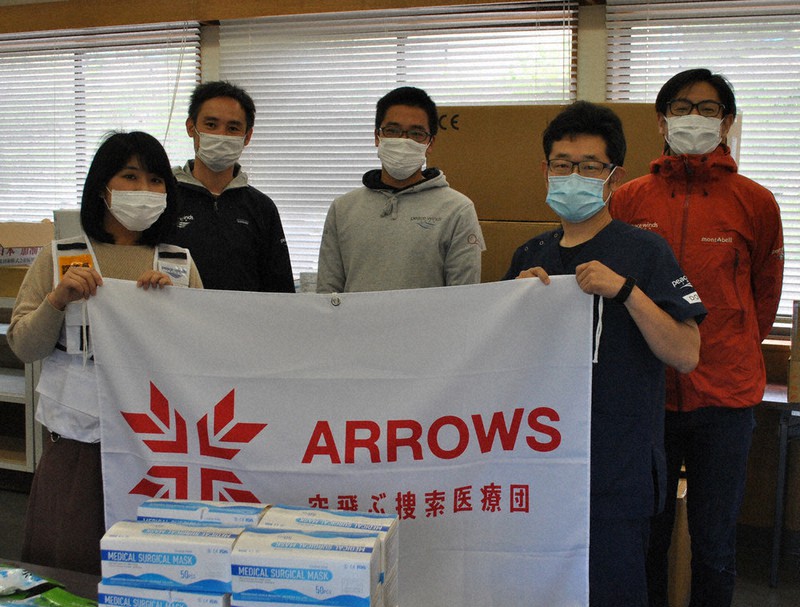 災害支援を続ける稲葉基高医師(右から2人目)ら「空飛ぶ捜索医療団」のメンバー=広島県神石高原町で、関東晋慈撮影